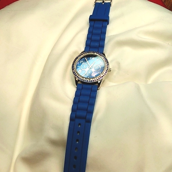 Ding Feng Blue Crystal Watch - Picture 2 of 5